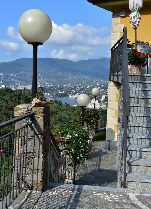 Rif. 2092 – Zoagli – Cornice di S. Ambrogio – Al confine tra Rapallo e Zoagli – Villa indipendente bipiano di duecentove