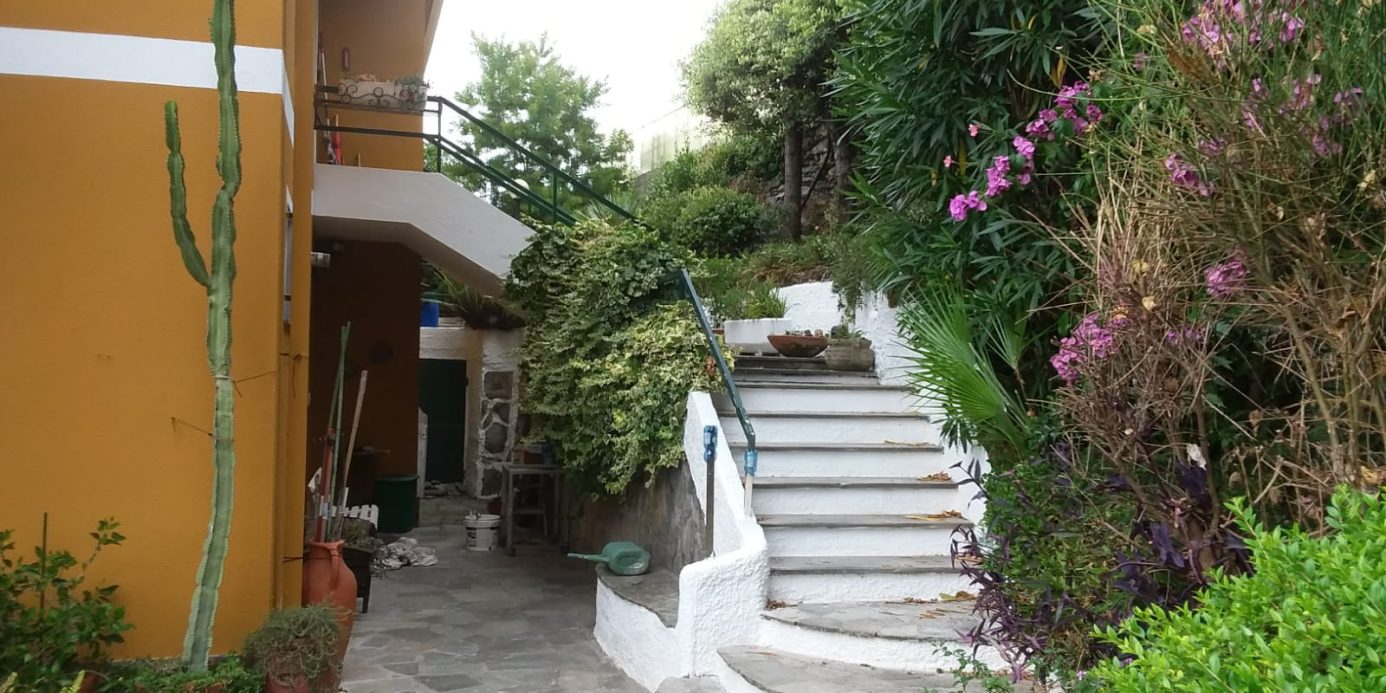Penthouse in a semi-detached villa with independent entrance, terrace on the floor and garden