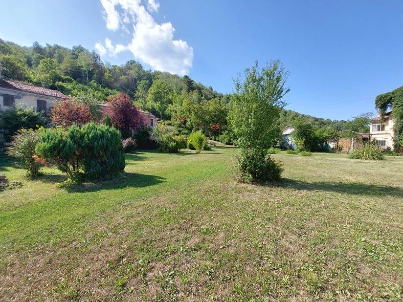 Large house to renovate with large private land in the village