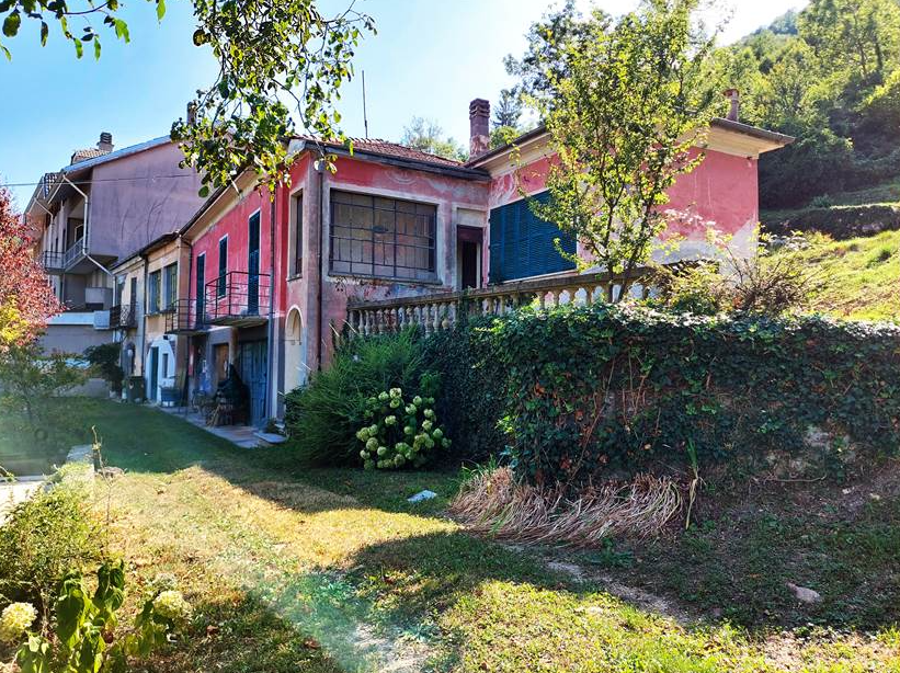 Large house to renovate with large private land in the village