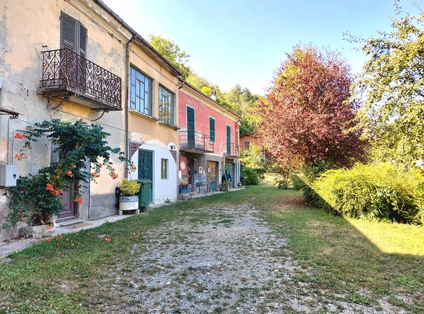 Large house to renovate with large private land in the village