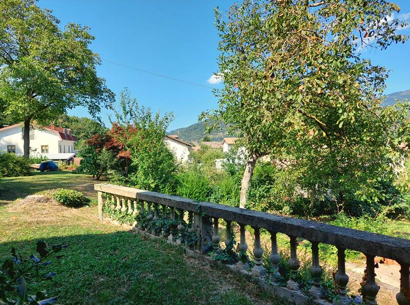 Large house to renovate with large private land in the village