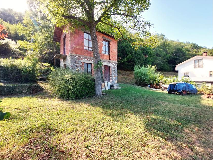 Large house to renovate with large private land in the village