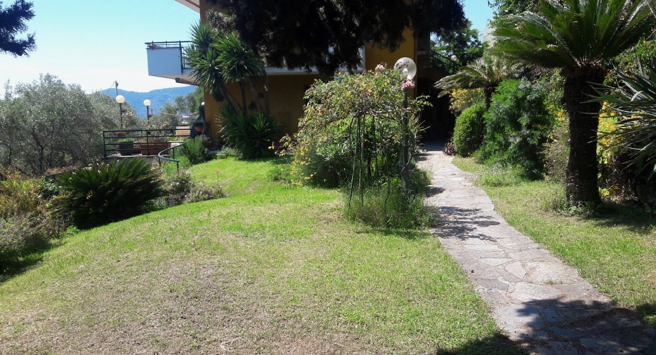 Penthouse in a semi-detached villa with independent entrance, terrace on the floor and garden