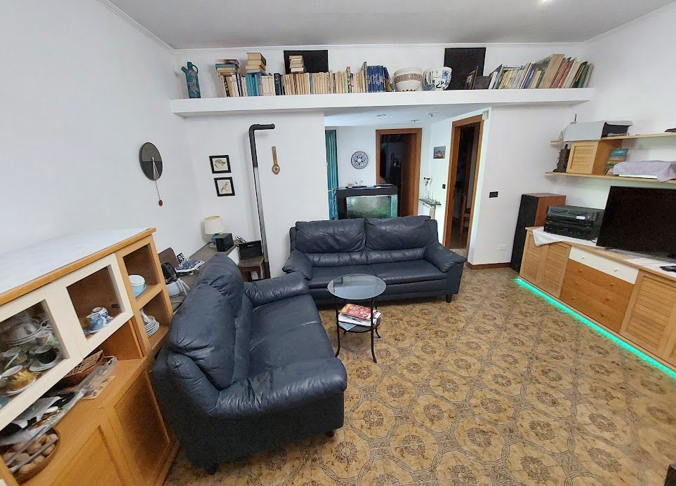 Penthouse in a semi-detached villa with independent entrance, terrace on the floor and garden