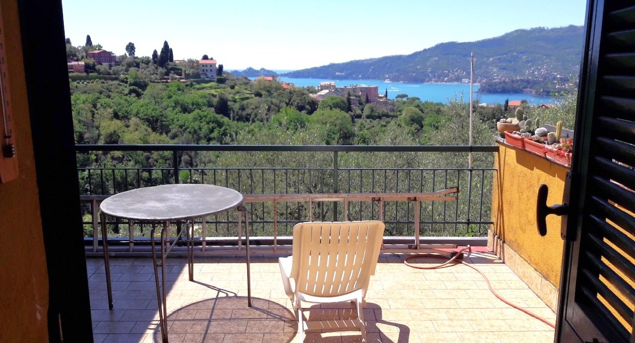 Penthouse in a semi-detached villa with independent entrance, terrace on the floor and garden