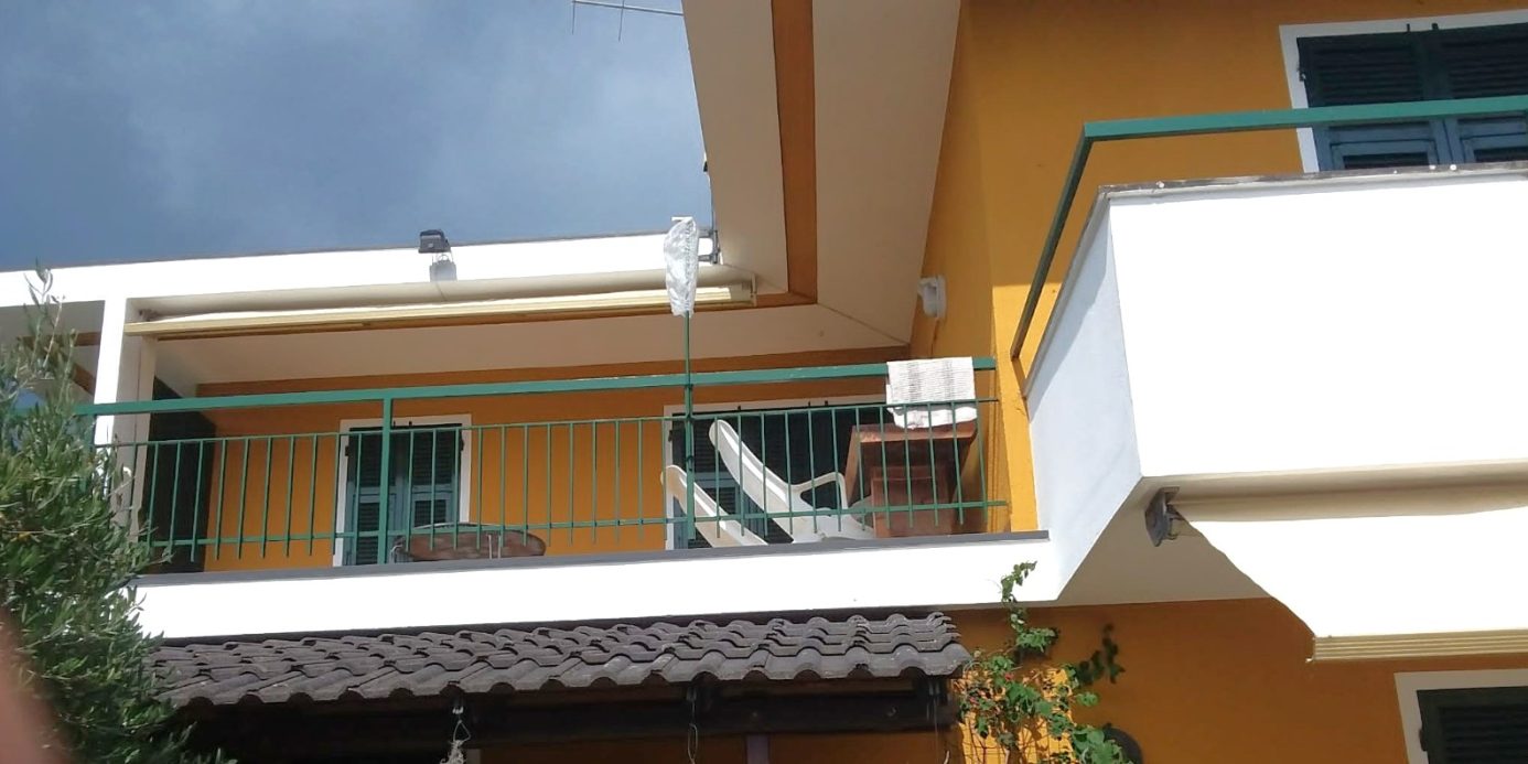 Penthouse in a semi-detached villa with independent entrance, terrace on the floor and garden