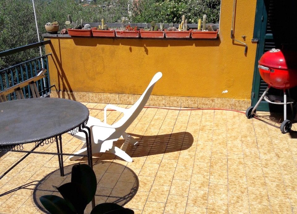 Penthouse in a semi-detached villa with independent entrance, terrace on the floor and garden