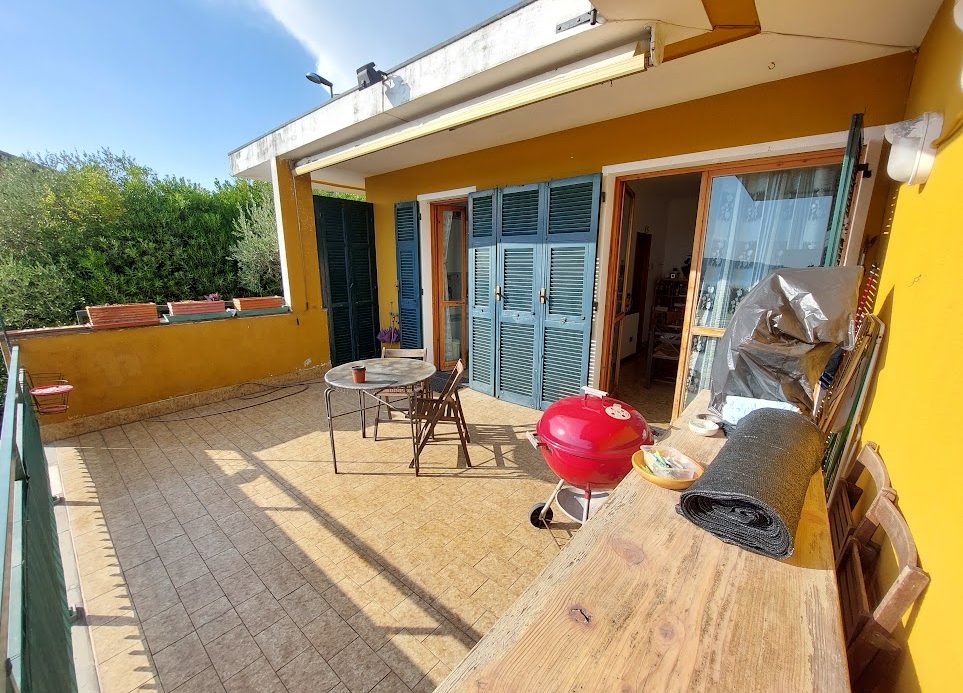 Penthouse in a semi-detached villa with independent entrance, terrace on the floor and garden