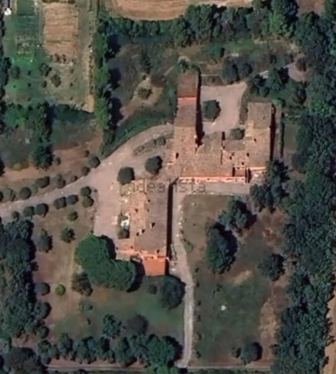 Terraced house surrounded by a 12.000 outdoor space