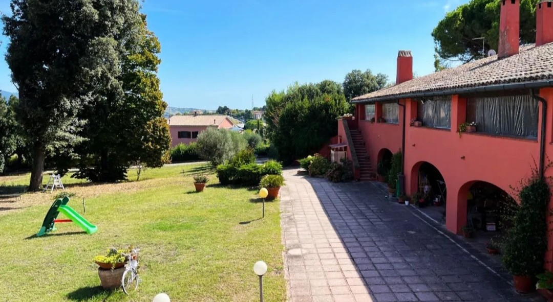 Terraced house surrounded by a 12.000 outdoor space