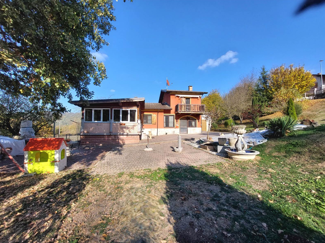 Villa with privare garden and small pool