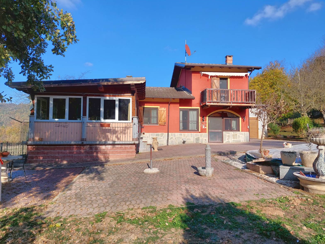 Villa with privare garden and small pool