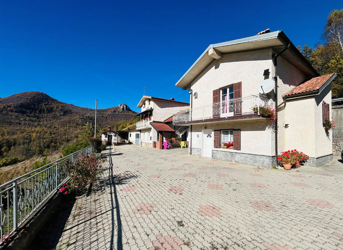 Two independent properties with 21,000 meters of land.