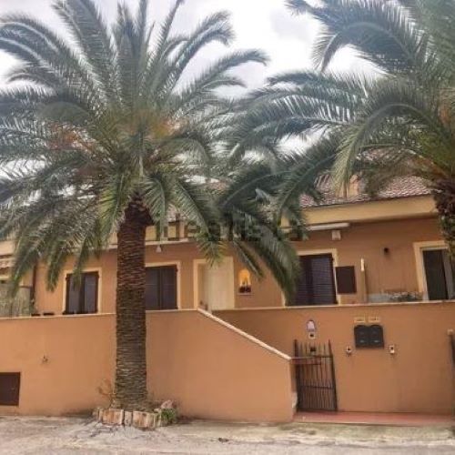 Rif. 8222 – Chiavari – Via Parma – Villino a schiera di 242 metriquadrati – Molto comodo a tutti i servizi – Soleggiato