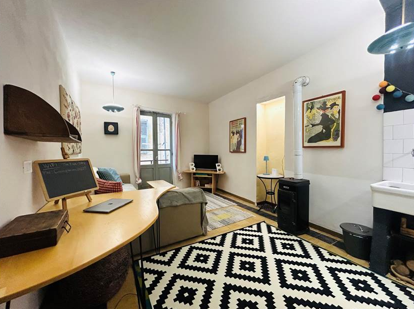 Semi-detached house with warehouse and garage.