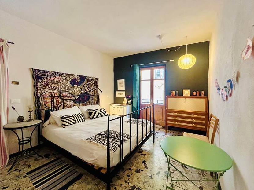 Semi-detached house with warehouse and garage.