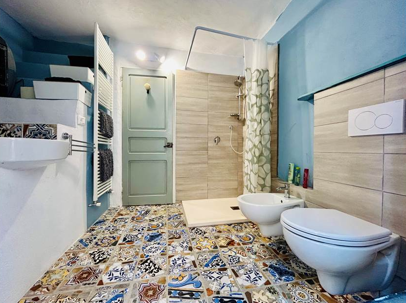 Semi-detached house with warehouse and garage.