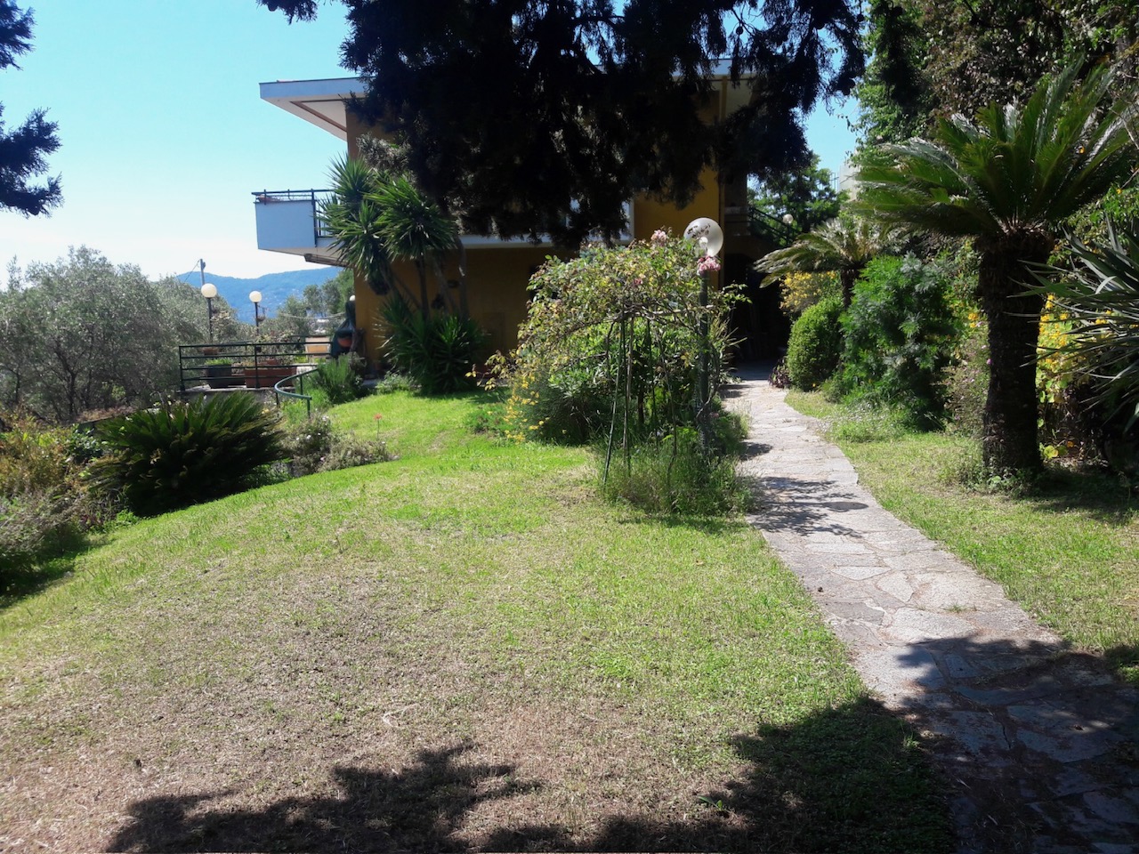 Rif. 9093 – Rapallo-Zoagli – Attico in villa bifamigliare con ingresso indipendente, terrazza al piano e giardino – Al c