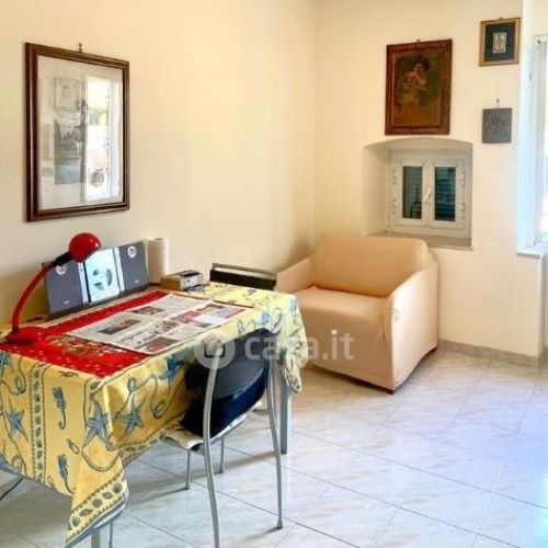 Rif. 9667 – Rapallo – Centro Storico – Bilocale situato al terzo piano di un elegante palazzo nel cuore del centro stori