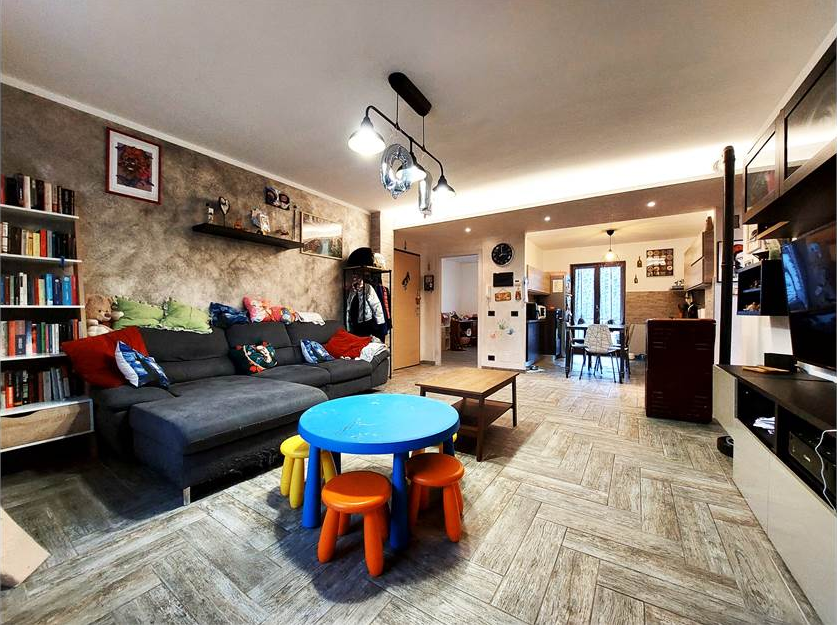 Renovated apartment with 5 rooms plus terrace and garage