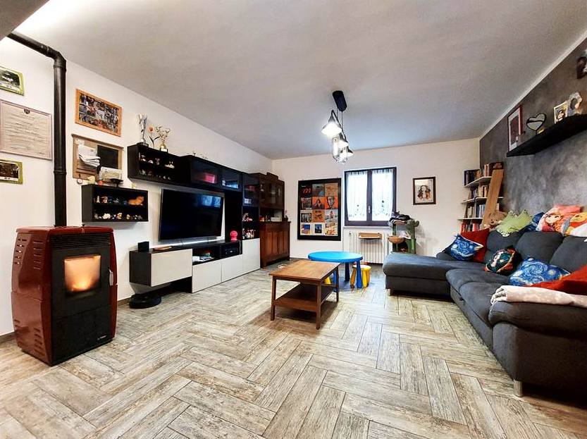 Renovated apartment with 5 rooms plus terrace and garage