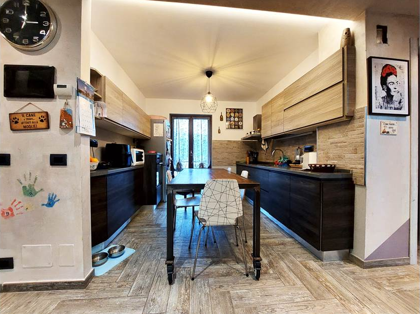 Renovated apartment with 5 rooms plus terrace and garage