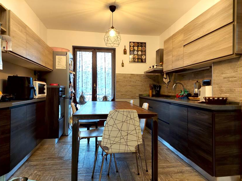 Renovated apartment with 5 rooms plus terrace and garage