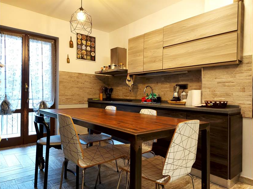 Renovated apartment with 5 rooms plus terrace and garage