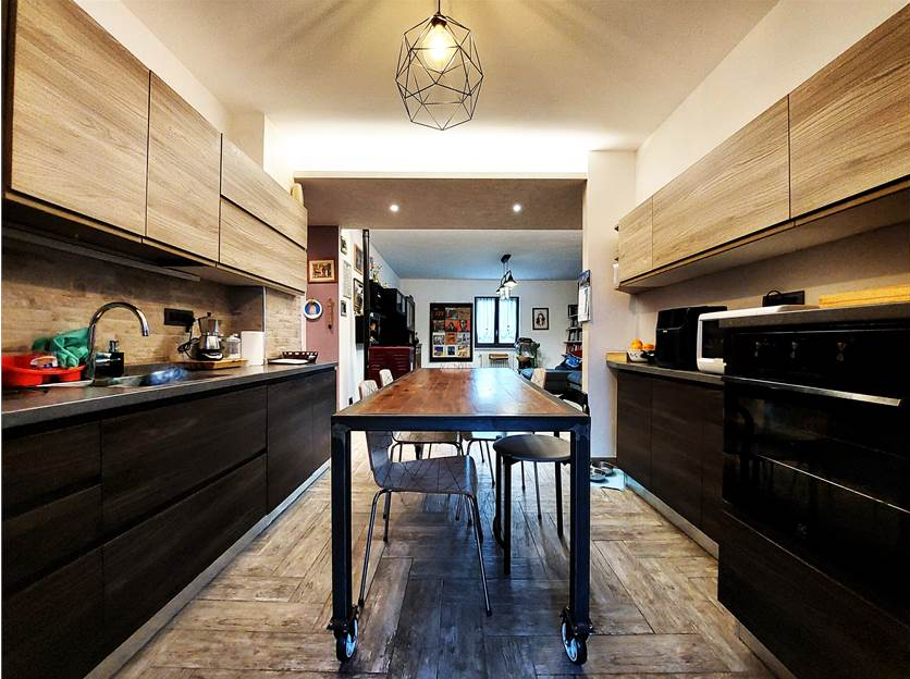 Renovated apartment with 5 rooms plus terrace and garage