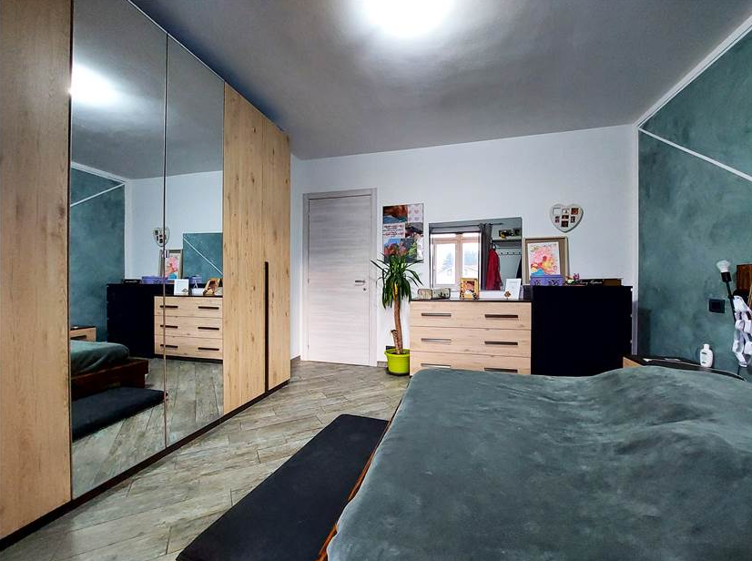 Renovated apartment with 5 rooms plus terrace and garage