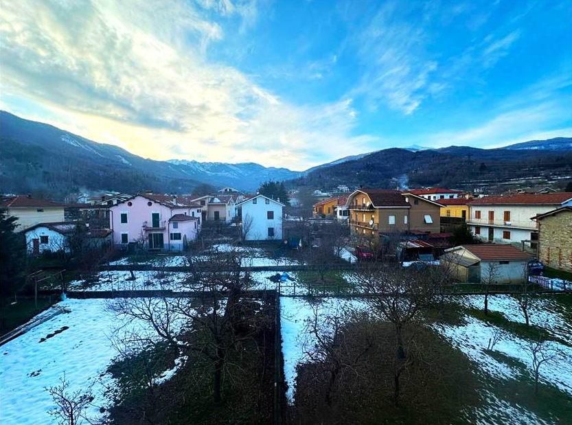 Renovated apartment with 5 rooms plus terrace and garage