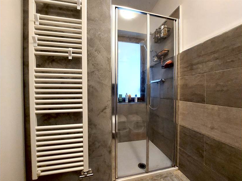 Renovated apartment with 5 rooms plus terrace and garage