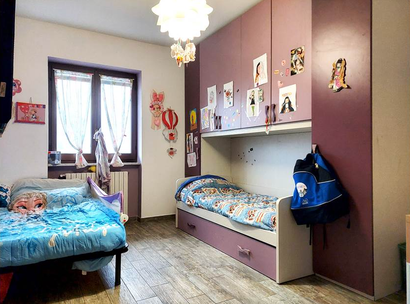 Renovated apartment with 5 rooms plus terrace and garage