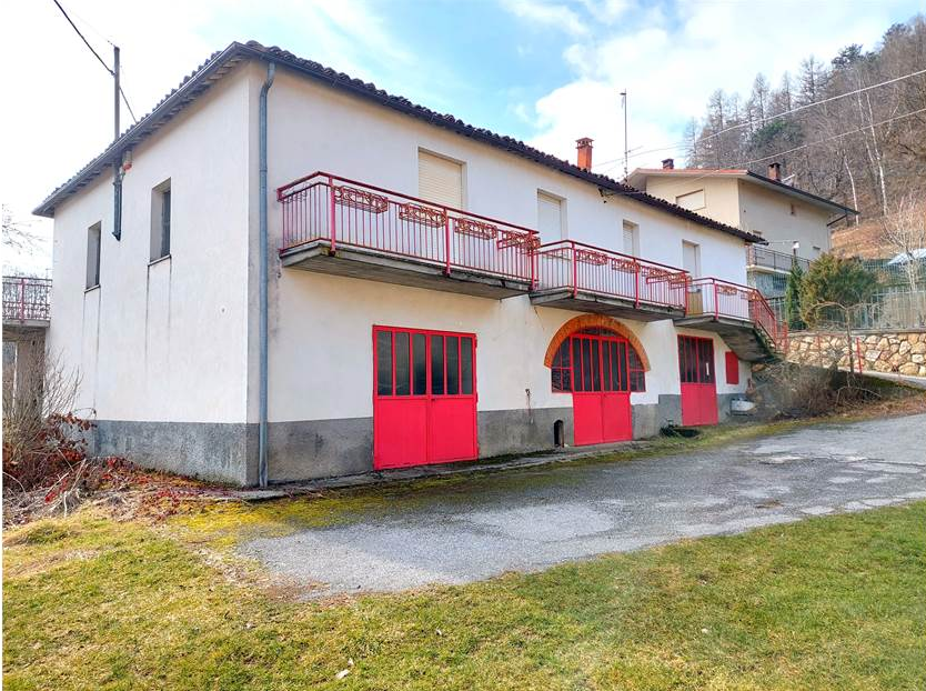 Small Piedmontese farmhouse with vegetable garden and large storage rooms