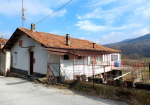 Small Piedmontese farmhouse with vegetable garden and large storage rooms