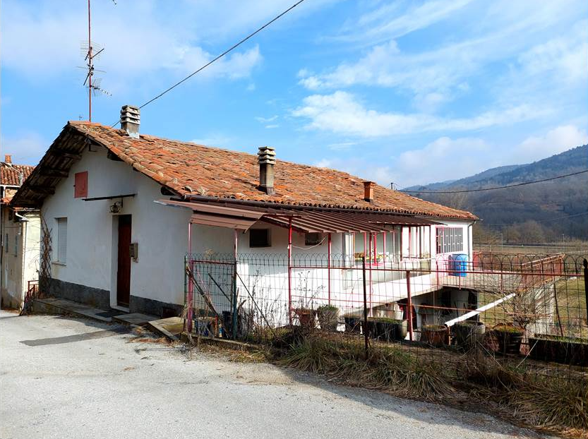 Small Piedmontese farmhouse with vegetable garden and large storage rooms