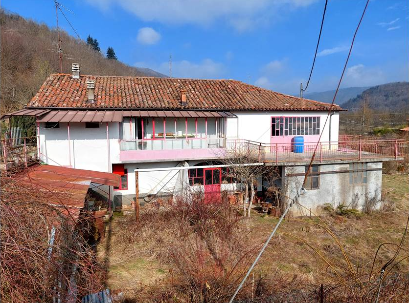 Small Piedmontese farmhouse with vegetable garden and large storage rooms