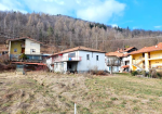 Small Piedmontese farmhouse with vegetable garden and large storage rooms