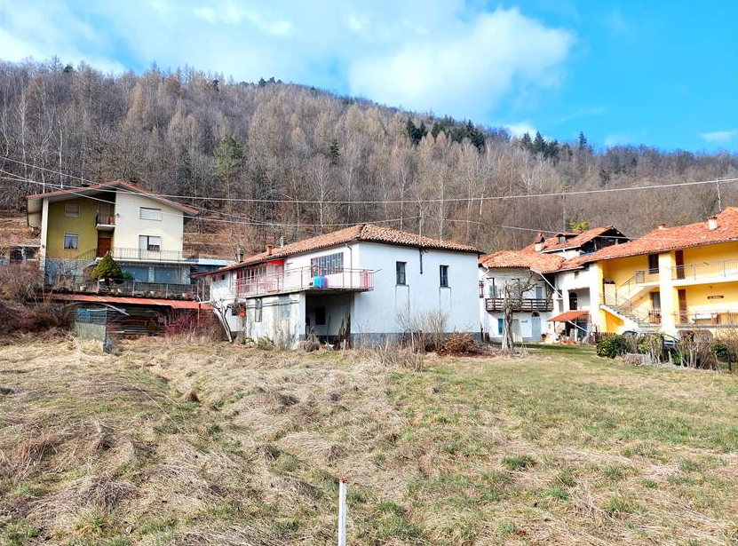 Small Piedmontese farmhouse with vegetable garden and large storage rooms