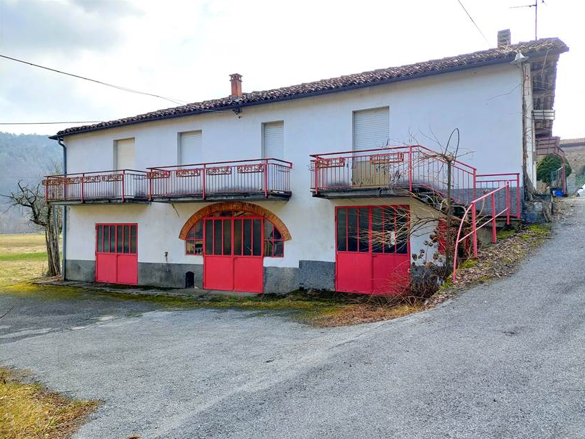 Small Piedmontese farmhouse with vegetable garden and large storage rooms