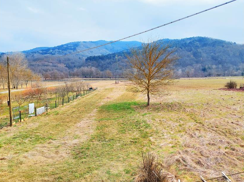Small Piedmontese farmhouse with vegetable garden and large storage rooms