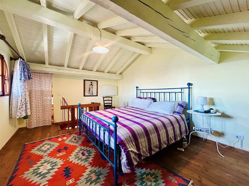 Detached house with land in a panoramic position.