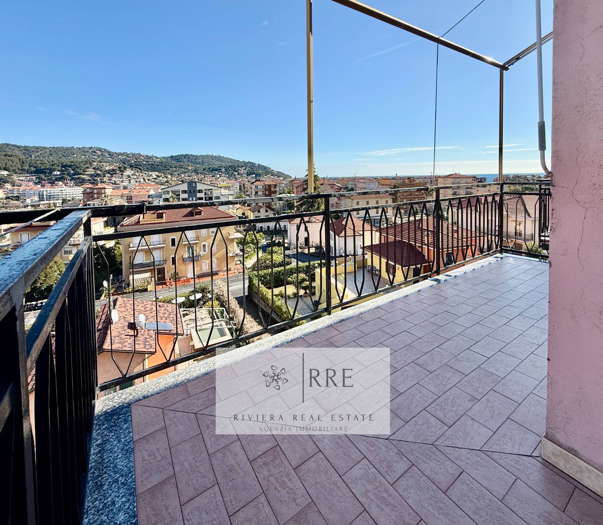 Splendid three-room apartment with a magnificent sea-view in Andora