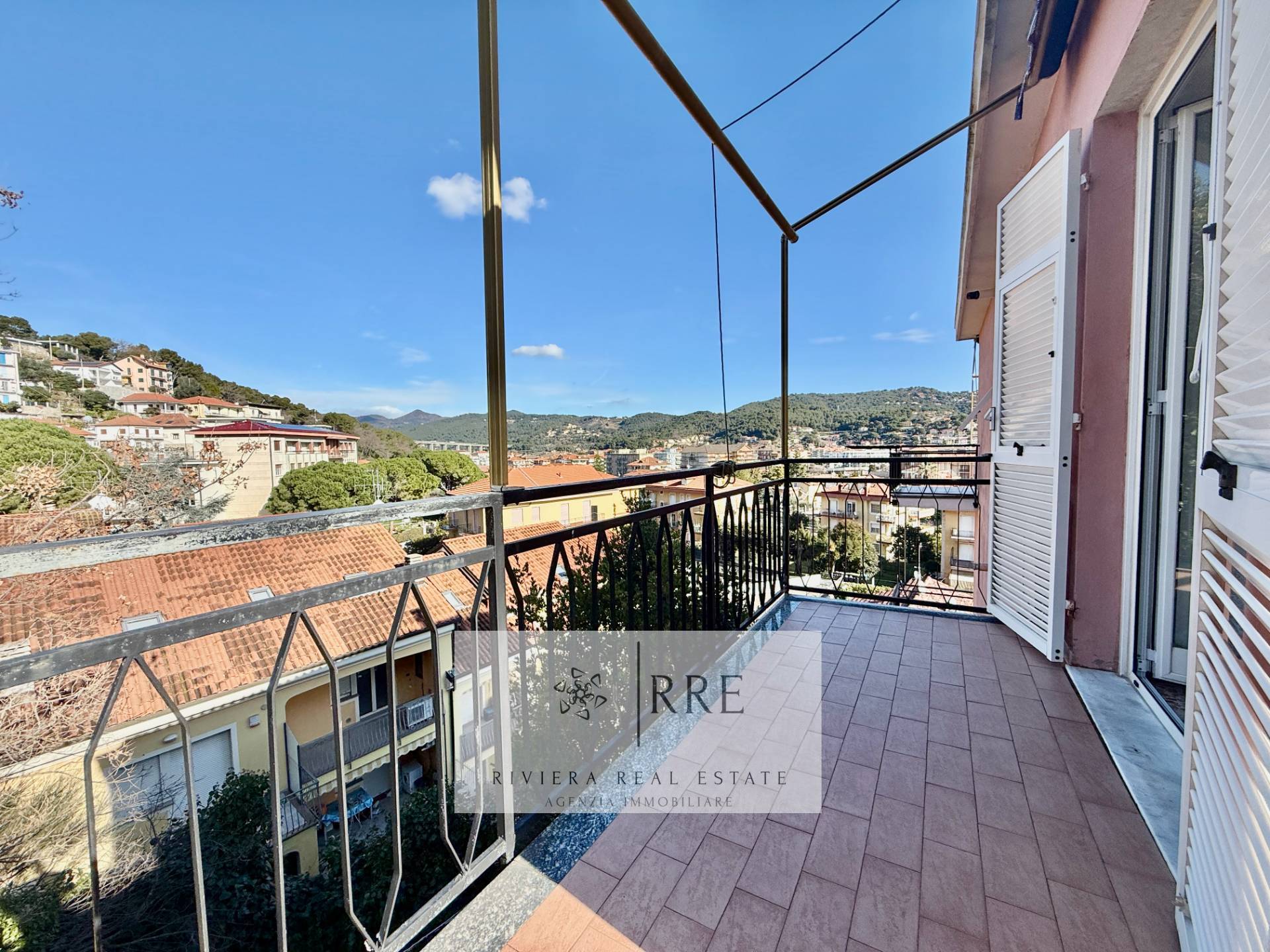 Splendid three-room apartment with a magnificent sea-view in Andora