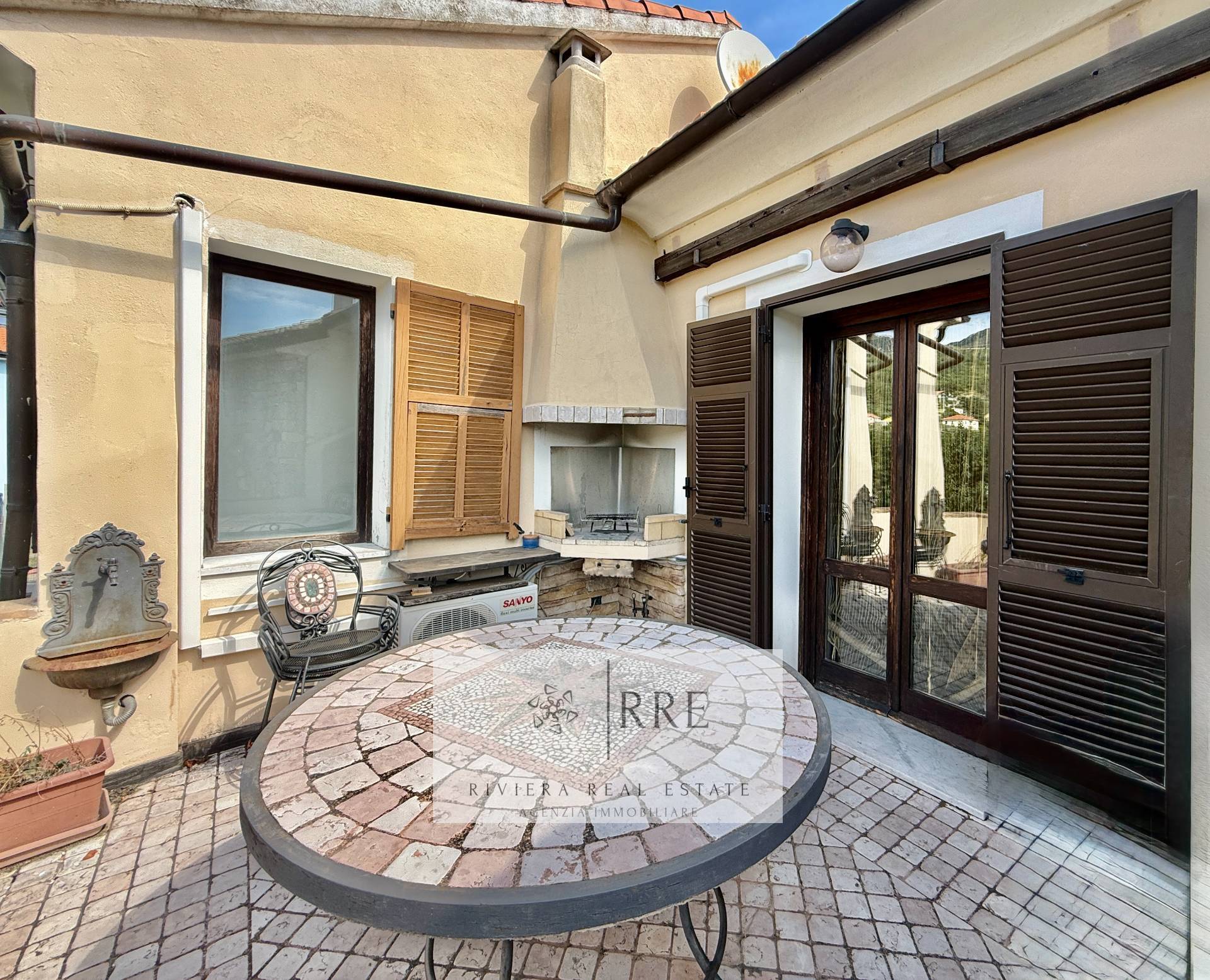 Prestigious historic detached house for sale in Vado