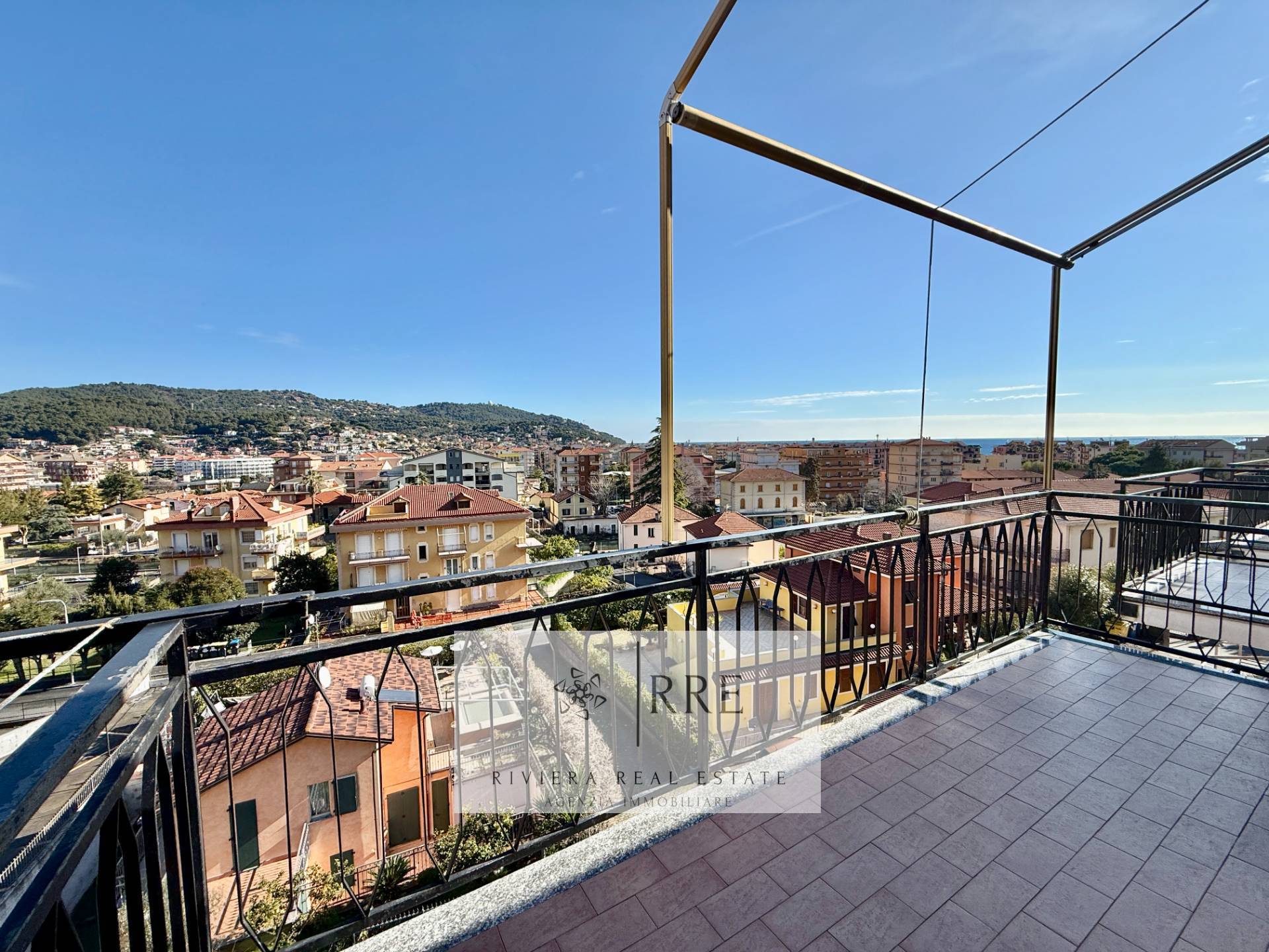Splendid three-room apartment with a magnificent sea-view in Andora