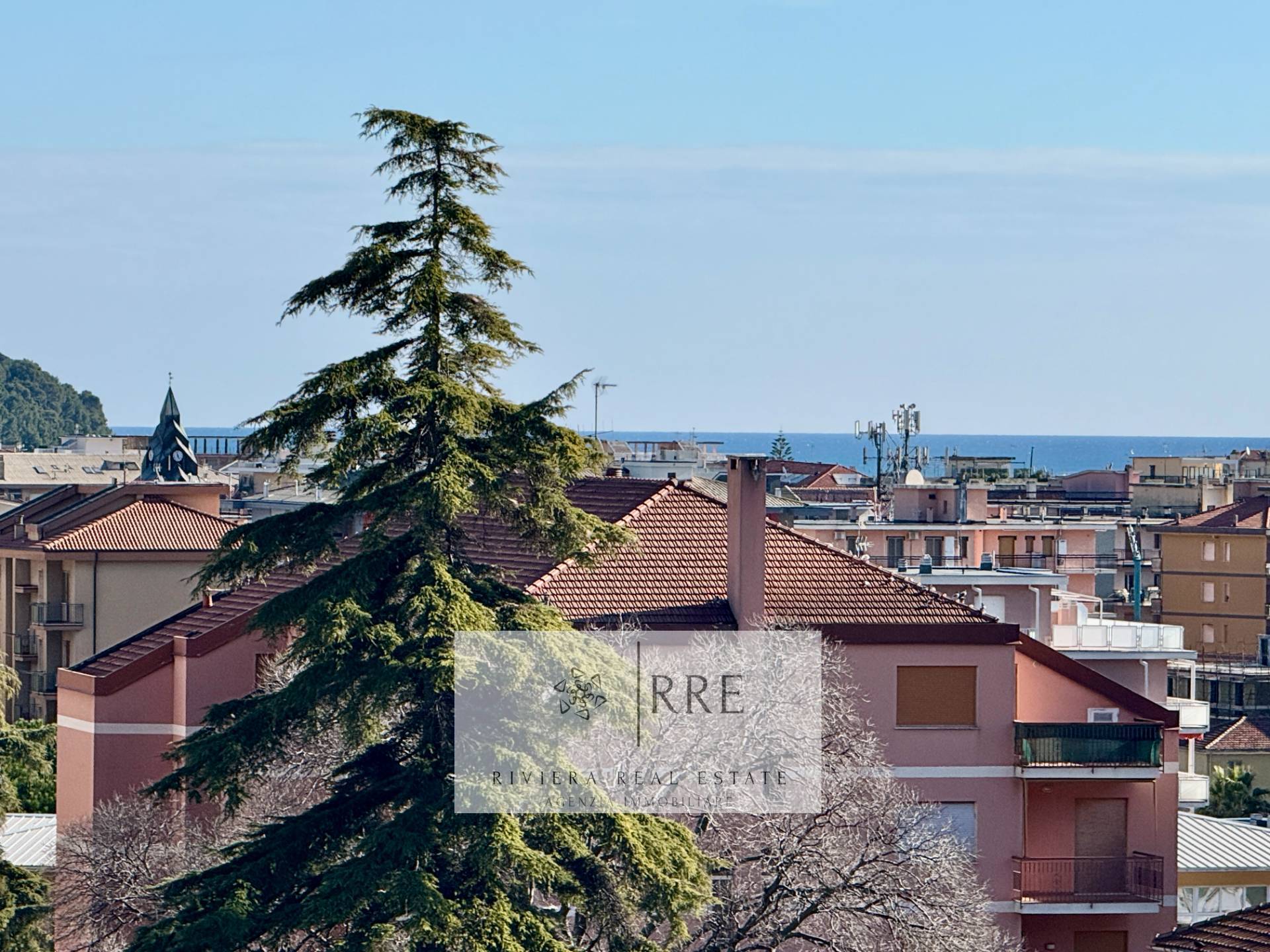 Splendid three-room apartment with a magnificent sea-view in Andora