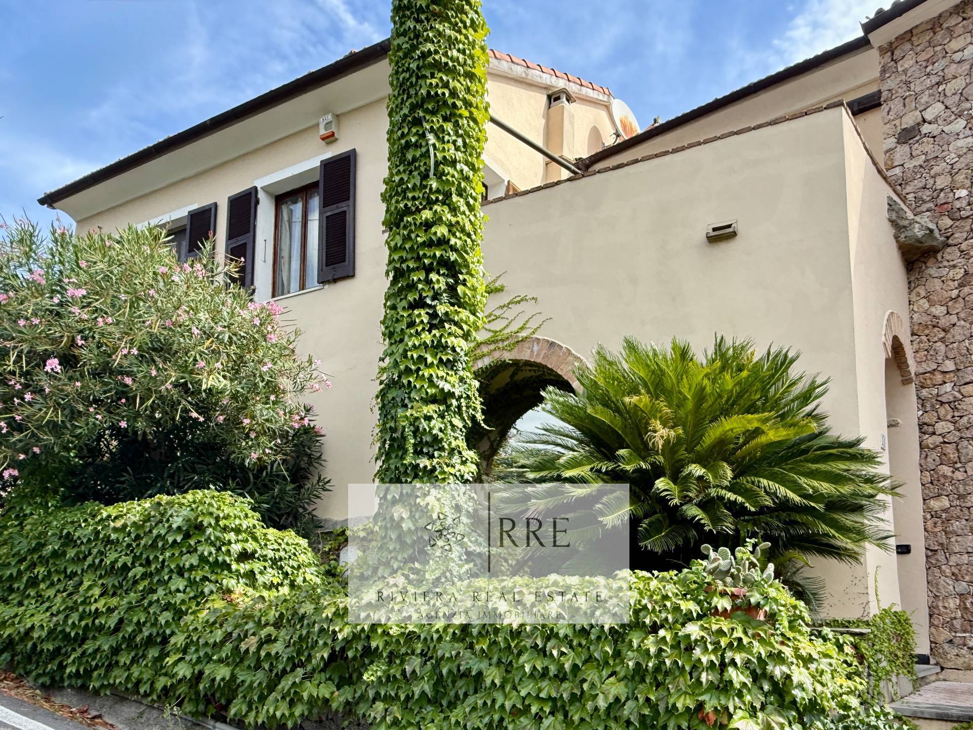 Prestigious historic detached house for sale in Vado