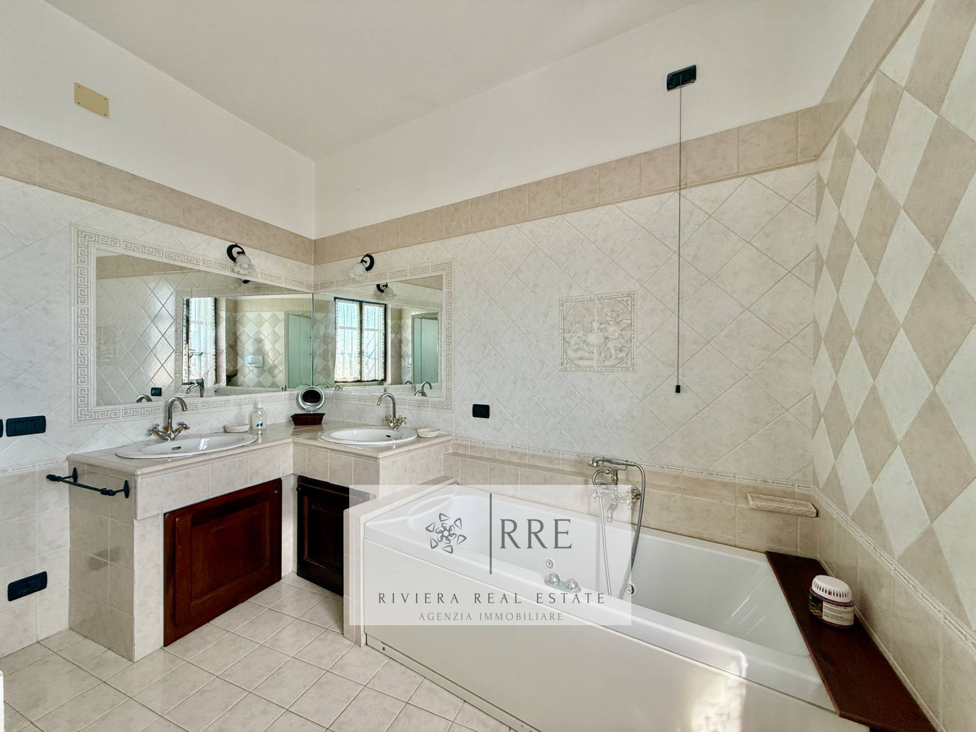 Prestigious historic detached house for sale in Vado